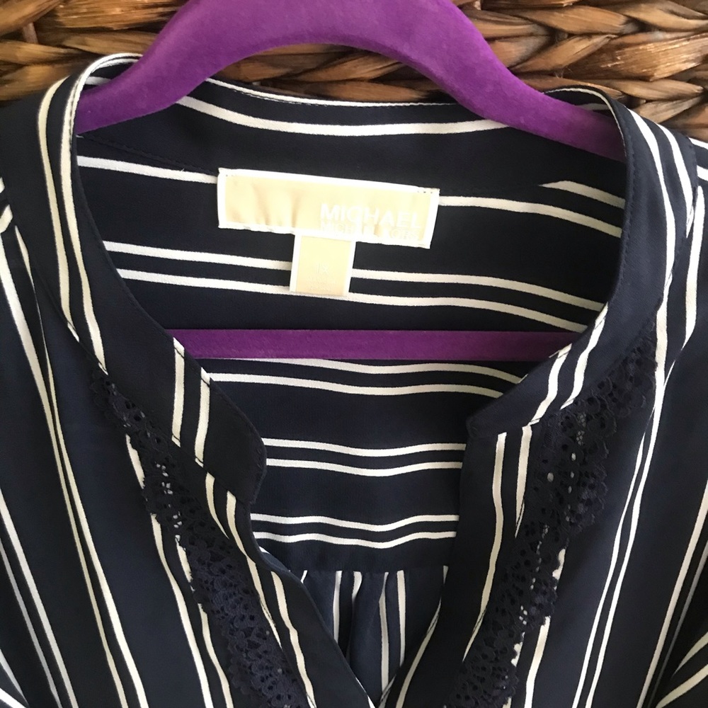 Michael Kors NWOT (fell off) Blue pinstripe Top 1X - Picture 2 of 16
